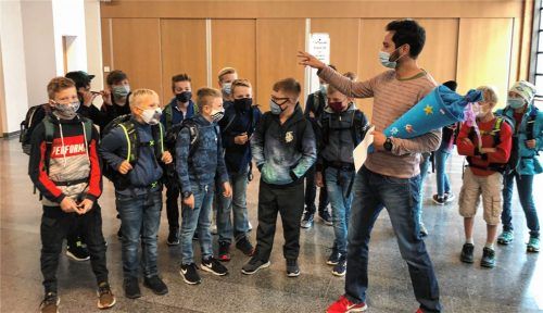 Klassenleiter Daniel Krägeloh begrüßt seine fünfte Klasse mit einer Schultüte, die die neuen Schüler an der Staatlichen Realschule traditionell im Klassenverbund bekommen. Foto Geyer