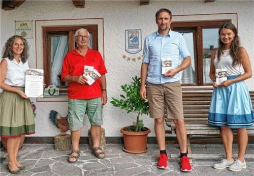 Kooperation zu „Servus auf der Alm“ (von links): CAT-Geschäftsführerin Christina Pfaffinger, Vorsitzender Paul Arnold und Markus Bauer vom Verein „Urlaub auf dem Bauernhof“ sowie Sarah Müllinger, Projektleiterin beim Tourismusverband. Foto Hötzelsperger