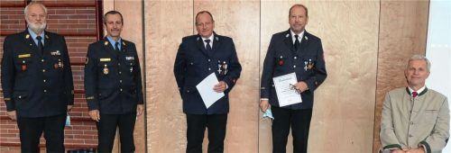 Kreisbrandmeister Hans Huber, Kreisbrandrat Richard Schrank, stellvertretender Kommandant Fred Schroller (von links) und Bürgermeister Hajo Gruber (rechts) verabschieden Kommandant Joachim Buchmann.Foto hoffmann