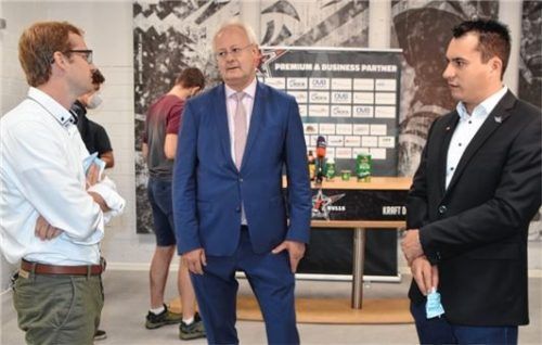 Landtagsabgeordneter Bernhard Pohl (Mitte) im Gespräch mit den Starbulls-Verantwortlichen Christian Hötzendorfer (links) und Daniel Bucheli.