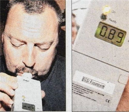 Lippenbekenntnis: OVB-Redakteur Hendrik Heuser beim historischen Alkoholtest 2003. Fotos schlecker