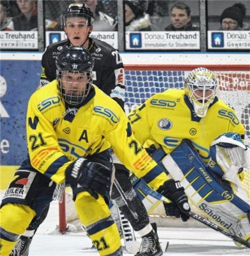 Lukas Wagner (vorne) hat seinen Vertrag beim EHC auf eigenen Wunsch aufgelöst.Fotos Del Grosso