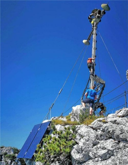 Manfred Haider und Georg Antretter bei den Wartungsarbeiten am Chiemgauer Gedenkkreuz auf der Kampenwand. Fotos Hötzelsperger/re