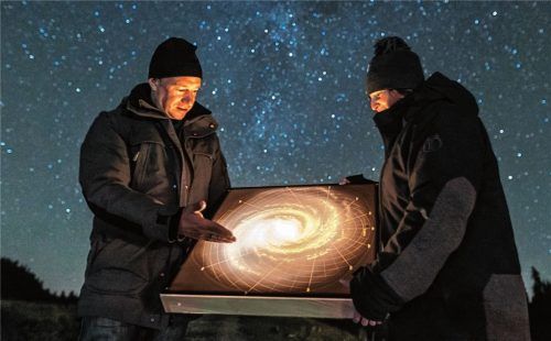 Manuel Philipp (links) zeigt das Universum und macht mit der Aktion „Earth Night“ auf die Lichtverschmutzung aufmerksam.Foto re
