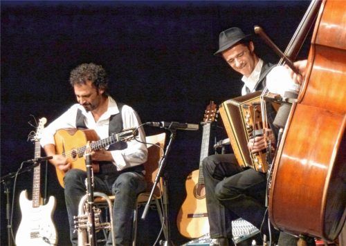 Manuel Randi und Herbert Pixner stellen den Film „Italo Connection“ und spielen Open Air im Kurpark.Foto Friedrich