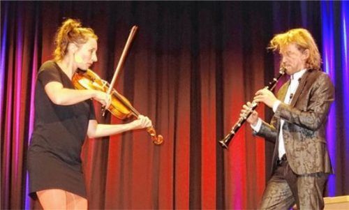 Marie-Theres Härtel und Florian Trübsbach beherrschten beim Musiksommer zwischen Inn und Salzach im Heftersaal in Grassau trotz der Vielzahl die Instrumente perfekt. Foto Giesen
