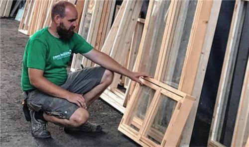 Martin Mikat in der Schreinerei der Grünhelme bei der Durchsicht der vorhandenen Fenster.