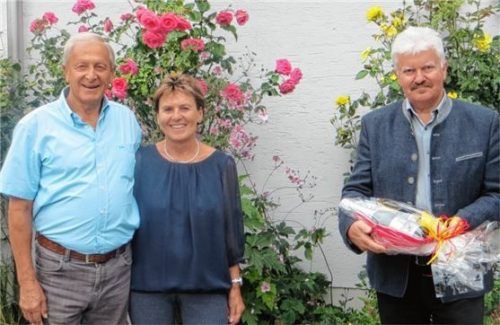 Max und Elfriede Bauer (von links) erhalten einen Geschenkkorb von Bürgermeister Erwin Baumgartner. Foto Huber