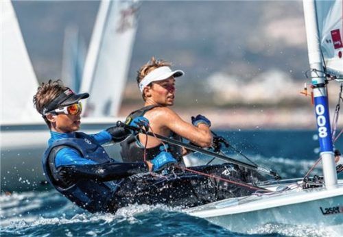 Maximilian Reger (rechts) wurde in der 1-Hand-Klasse Laser 4.7 Neunter. Foto Ferreira
