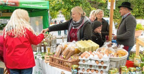 Michaela Obermüller bedient eine Kundin beim Erntedankmarkt 2017 am Gemeinschaftsstand, wo die Schnapsbrennerei ihrer Familie und Familie Riepertinger aus Elperting ihre Freilandeier und andere Produkte anbieten. Sie werden auch heuer beim Erntedankmarkt dabei sein. Foto Archiv Berger