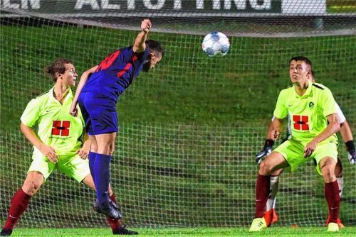 Mit diesem Kopfball erzielte Maxi Gürtler den 1:1-Ausgleich für den SV Bruckmühl beim Spiel in Mehring.Foto Butzhammer