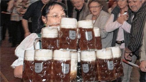 Mit satter Ladung zum Weltrekord: Oktoberfest-Bedienung Anita Schwarz 2009 mit 19 vollen Masskrügen. Fotos dpa, Reisner