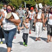 500 Eltern gehen auf die Straße