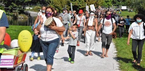 Mit Trommeln, Plakaten, Bollerwagen und Luftballons forderten rund 500 Eltern die sofortige Abschaffung der Maskenpflicht im Unterricht.Fotos Schlecker