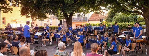 Musik liegt in der Luft – in Stephanskirchen sorgt oft der Spielmannszug unter der Leitung von Franz Kotter (hier beim Sommerkonzert im Schloßberger Pausenhof) dafür. Foto re