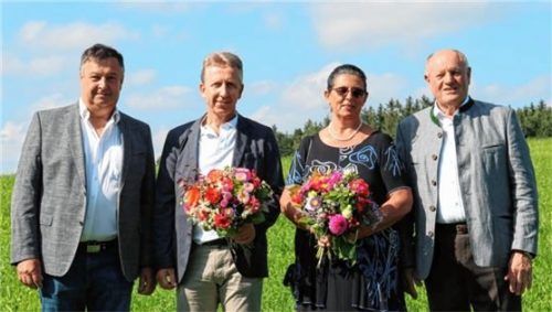 Mussten sich nach vielen Jahren gemeinsamer Arbeit verabschieden: (von links) ehemaliger Bürgermeister Hans Schartner, Hans-Joachim Kaiser, Christine Dittert, Bürgermeister Christian Glas.Fotos Gemeinde Eggstätt