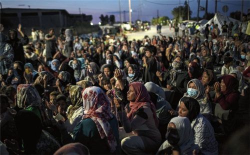 Nach dem Großbrand im Flüchtlingslager Moria auf Lesbos leben noch immer Tausende von Migranten auf der Straße. Foto dpa