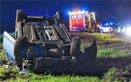 Nachdem sich das Auto mehrfach überschlagen hatte, war es auf einem Feld neben der Straße auf dem Dach zum Liegen gekommen. Foto Lamminger