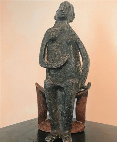 „Nachdenkliche“, Bronzeskulptur von Rolf Märkl (2009). Foto Bösswetter