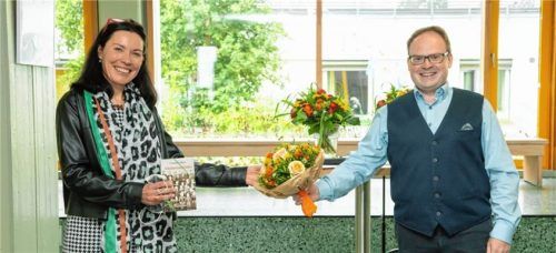 Neben einem Blumenstrauß erhielt Claudia Decker noch ein Buch von Franziska Hager von Bürgermeister Andreas Friedrich. Foto Berger
