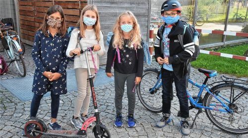 Neues Accessoire am Schulhof: An der Grundschule Erlenau müssen die Kinder mit Maske in die Klassen.Foto  Schlecker