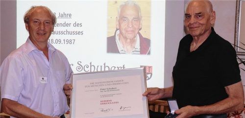 Obermeister Bernhard Fuchs (links) zeichnete Peter Schubert aus. Foto re