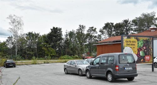 Parkplätze gibt es am bestehenden Supermarkt in Kragling mehr als erforderlich. Für den angrenzenden Drogeriemarkt kommen ein Dutzend weitere Stellplätze zu den bestehenden hinzu. Zwischen 130 und 140 werden es in dem Areal dann sein.Foto Schlecker