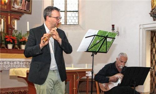 Patrick Pföß und Ulf Dressler (hier in Leobendorf) zelebrierten auf ihrer in Bad Aibling endenden Tournee festliche barocke Musik und tänzerischen Folk. Foto Mergenthal