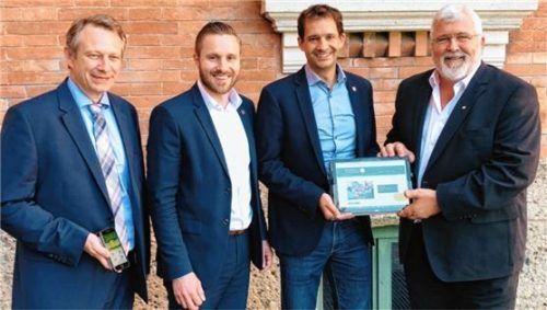 Präsentieren die App: Agrardirektor Christian Bürger von den Volksbanken Raiffeisenbanken, Zweiter Bürgermeister Daniel Artmann, Oberbürgermeister Andreas März und RegRo-Vorstand Sebastian Friesinger (von links).