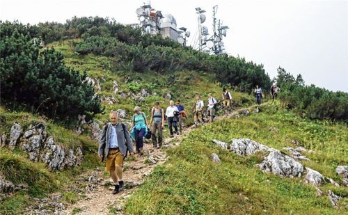 Premieren-Begehung des Geologie-Rundweges bei bestem Wanderwetter – angeführt vom stellvertretenden Landrat Sepp Hofer.Foto Stache