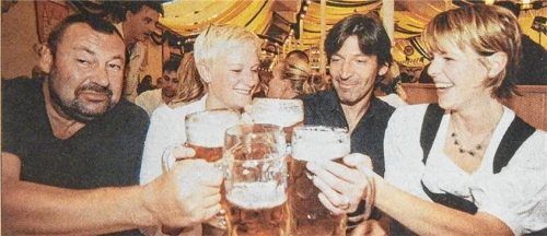 Prost: Die Testtrinker Ignaz (Hendrik), Gabriele, Ludwig und Sandra (von links). Foto  schlecker