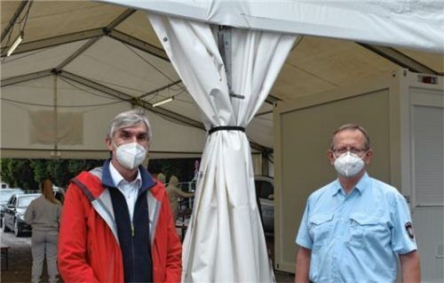 Raten den Bürgern zu einer Testung im Auto: Dr. Wolfgang Hierl (links), Leiter des Gesundheitsamtes, und Stadtbrandrat Hans Meyrl. Foto Hausmann