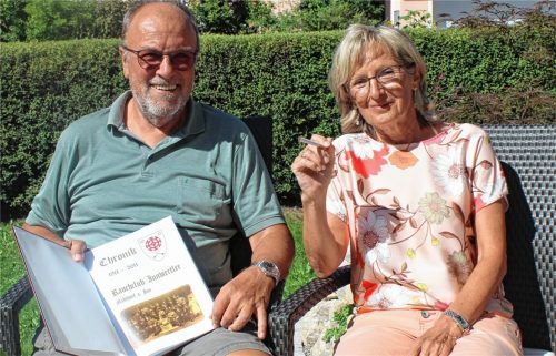 Rauchclub-Vorsitzender Ernst Hausner mit Ehefrau Brigitte mit der Chronik des Rauchclubs in Mühldorf. Foto  Huckemeyer