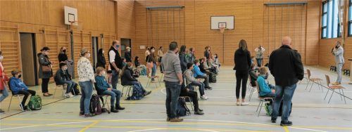 Realschuldirektor Matthias Wabner (rechts) hieß die Schulanfänger willkommen. Die Klasse 5a begab sich dann mit ihrer Klassenleiterin Annette Röhnert ins Klassenzimmer und die nächste Begrüßungsgruppe war dran. Foto Baumann