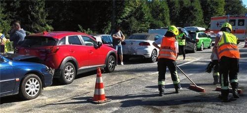 Regelrecht ineinander und aufeinander wurden sechs Autos bei einem schweren Unfall gestern Vormittag geschoben.Foto  POlizei