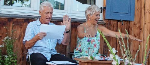 Robert Atzorn liest die Geschichte, wie er einmal eine Wandvertäfelung gebaut hat, während seine Frau Angelika zeigt, wie das Bauwerk just nach der Fertigstellung mit Karacho umgefallen ist.Foto  Sönmez