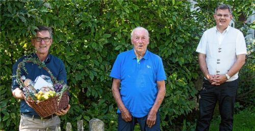 Samerbergs Bürgermeister Georg Huber (links) überbrachte Gidi Strein (Mitte) zu seinem Geburtstag die Glückwünsche der Gemeinde, und auch Diakon Günter Schmitzberger (rechts) gratulierte ihm im Namen der gesamten Kirchengemeinde.Foto re