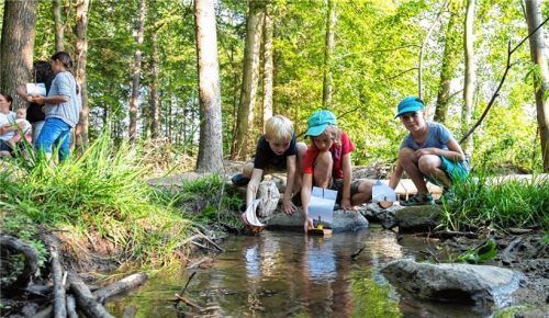 Schiffchen fahren lassen: Ferienvergnügen im „NaturThemenPark“ Bad Saulgau.Foto Barth