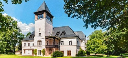 Schloss Pullach in Kolbermoor: Zum Anwesen gehört auch ein Park mit vielen alten Bäumen. Foto Immovision