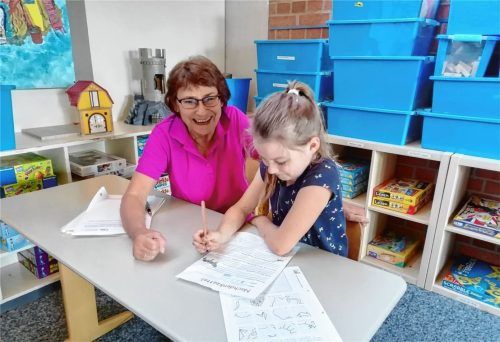 Schulpatenschaft: Marlene Heinrich betreut mittlerweile das fünfte Kind als Schülerpatin an der Adolf-Rasp-Grundschule in Kolbermoor. Foto  Klinger