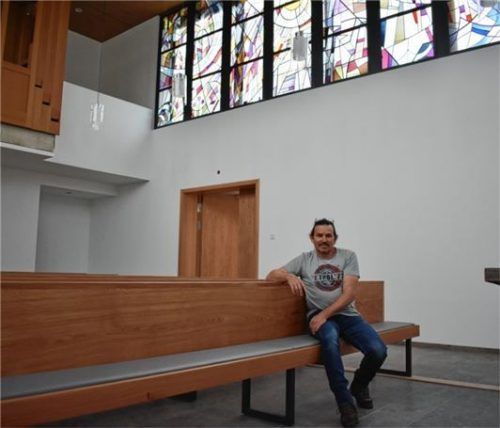 Schweres Eichenholz verarbeitete Lorenz Sanftl zu den Bänken in der Kapelle.