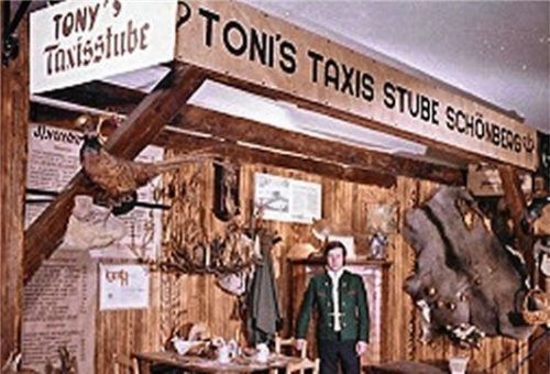 Sein erstes eigenes Lokal: In „Toni’s Taxisstube“ in Schönberg passten 45 Gäste. Gekocht hat Sket unter anderem Froschschenkel, gefüllte Wildschweinköpfe und Weinbergschnecken.