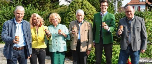 Sie nahmen den ersten Schluck Spezi aus der Dose: (von links) Andreas Steegmüller-Pyhrr, Geschäftsführende Gesellschaftern Marisa Steegmüller, die Seniorchefs Martha und Franz Steegmüller, Brauereigeschäftsführer Lorenz Stiglauer und Braumeister Franz Amberger.Foto re