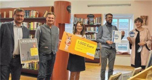 Sie zeigen stolz die Urkunden für die Bücherei (von links): Pfarrer Andreas Horn, Kommunalbetreuer Bayernwerk Roland Schnaitmann, Büchereileiterin Caroline Zeisberger, Bürgermeister Stefan Kattari und Sabine Adolph vom Sankt Michaelsbund. Foto Eder