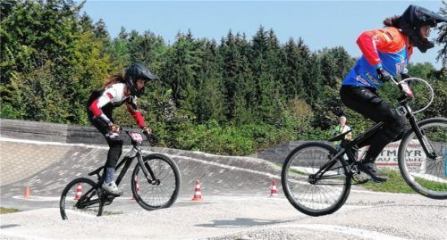 Sienna Schrader (links) vom Maloja-BMX-Team startete gleich zweimal mit ihrem 20“- und 24“-Rad bei der bayerischen Meisterschaft in Peißenberg durch und wurde in ihren Gruppen Zweite und Vierte.Foto Stefan Schrader