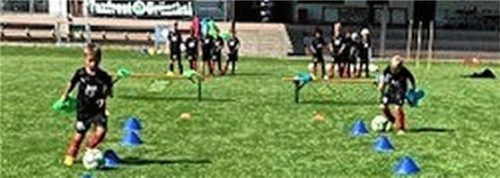 Spaß am Spiel: Den jungen Kickern wurde mit vielen spaßigen Spielchen einiges beigebracht.