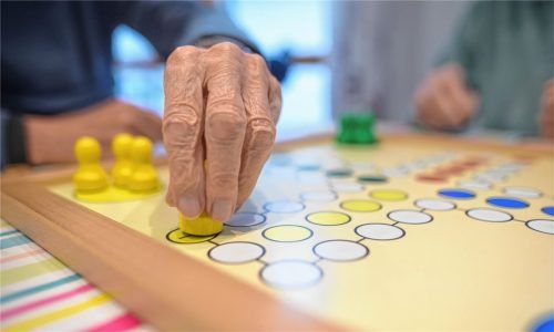 Spiele spielen, ratschen und spazierengehen: Der Besuchsdienst der Kolbermoorer Kirchengemeinden und der Nachbarschaftshilfe Kolbermoor richtet sich an alleinstehende Senioren. Foto dpa