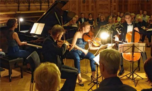 Spielten umringt vom Publikum, das die Abstandsregelungen diszipliniert einhielt: (von links) Antonia Köster (Klavier), Sindri Lederer (Violine), Andrea Burger (Viola) und Philip Graham (Violoncello).