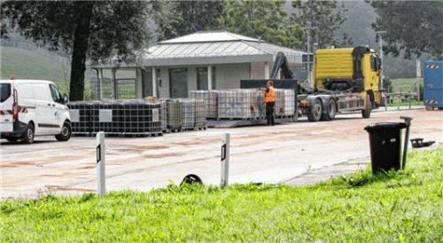 Spuren der Nacht: Der Parkplatz am Seehamer See musste aufwendig gereinigt werden. Foto Reisner