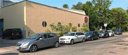 Stau am Gesundheitsamt: Die Reihentestung sorgte für Empörung bei vielen Eltern. Foto Weiser